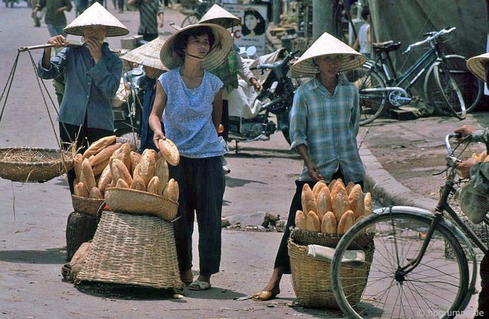 Những người bán bánh mì, phố Hàng Chiếu, 1991.